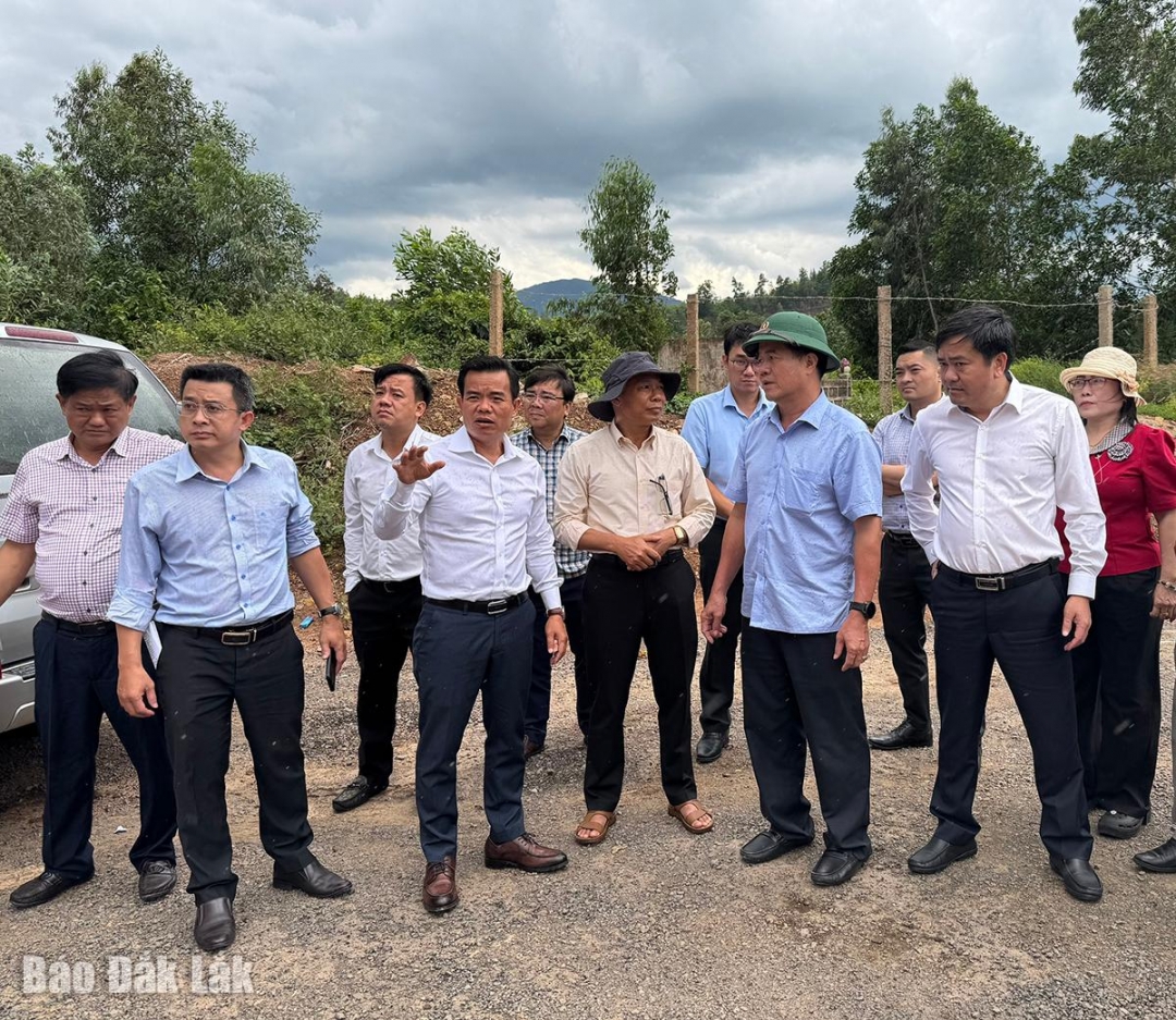 Phó Chủ tịch UBND tỉnh Nguyễn Thiên Văn nghe các sở, ngành liên quan báo cáo tình hình mỏ đất Hòa Phú.
