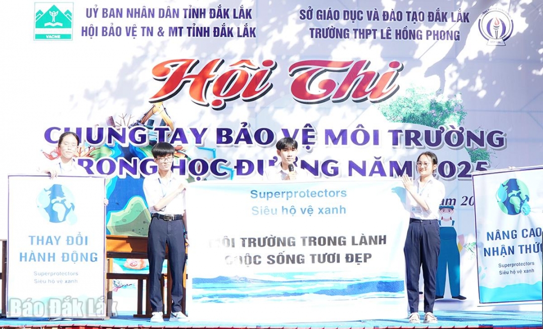 Học sinh trường THPT Lê Hồng Phong truyền tải thông điệp bảo vệ môi trường.