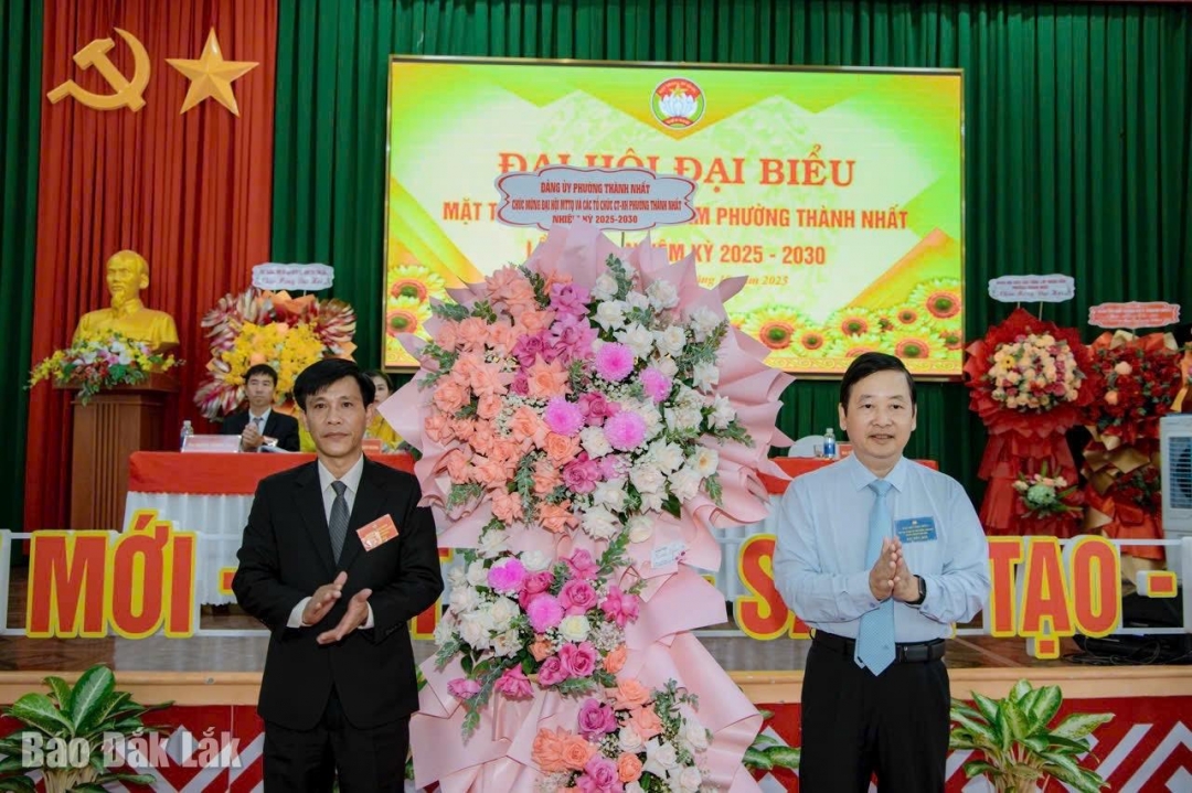 Bí thư Đảng ủy Phươờngg Thành nhất Nguyễn Thanh Liêm tặng hoa chúc mừng Đại hội