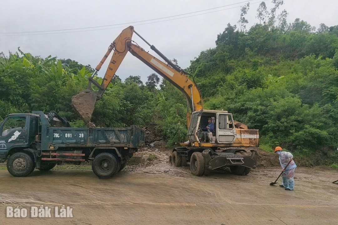 Đơn vị bảo trì đang khắc phục sạt lở đất xuống mặt đường tại ĐT.643.