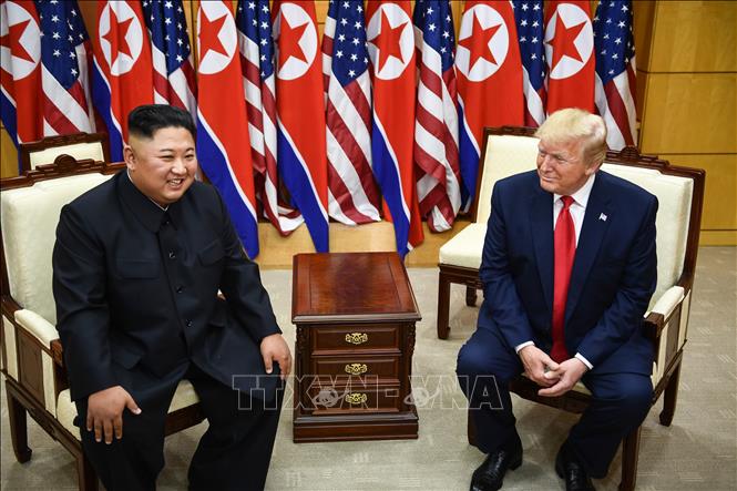 Tổng thống Mỹ Donald Trump (phải) trong nhiệm kỳ đầu và Chủ tịch Triều Tiên Kim Jong-un trong cuộc gặp ở làng đình chiến Panmunjom tại Khu phi quân sự (DMZ) chiều 30/6/2019. Ảnh tư liệu: TTXVN