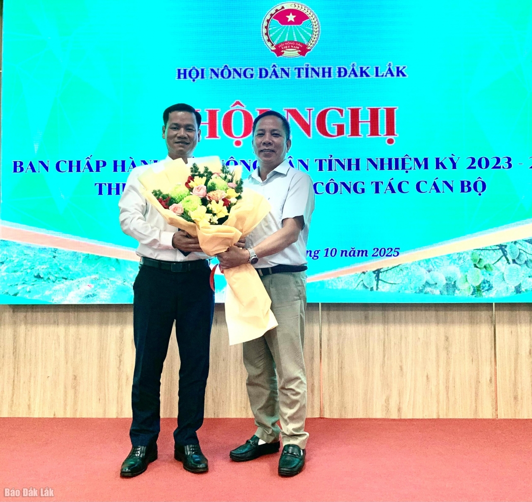 Đồng chí Nguyễn Hữu Toàn, Phó Trưởng Ban Tổ chức Tỉnh ủy tặng hoa chúc mừng đồng chí Võ Duy Kha