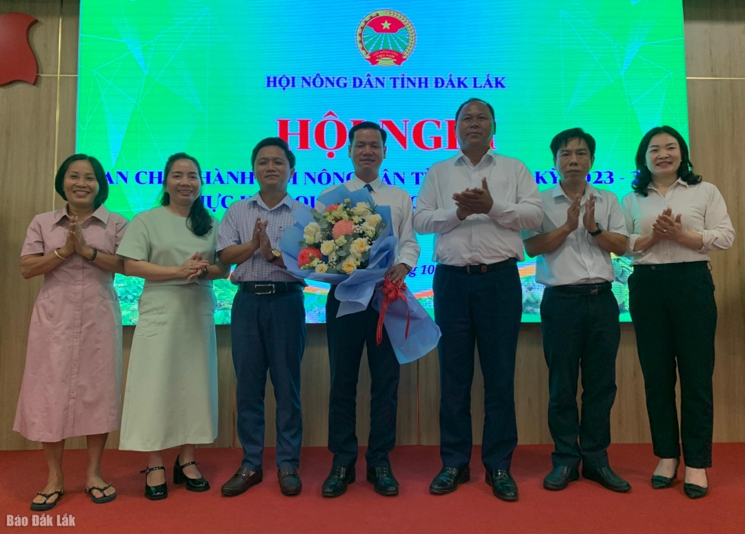 BCH Hội Nông dân tỉnh tặng hoa chúc mừng đồng chí Võ Duy Kha