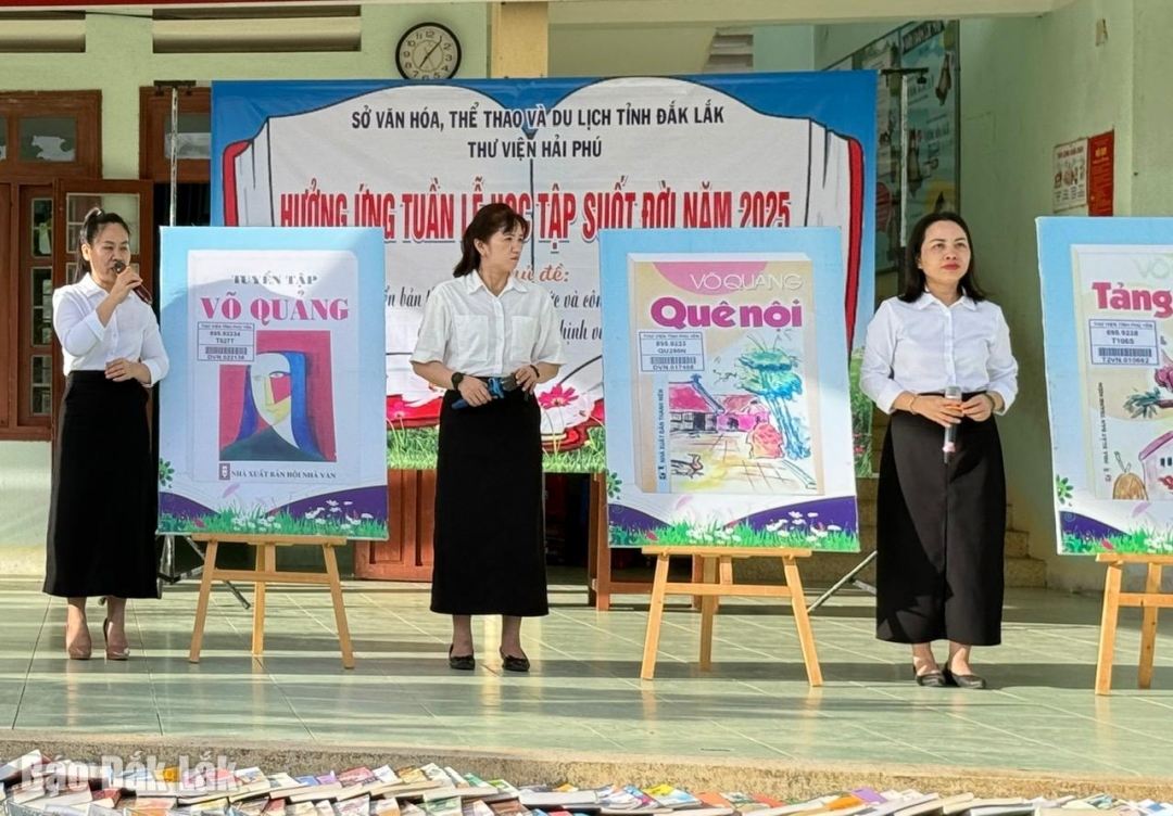 Cán bộ Thư viện Hải Phú giới thiệu các tác phẩm của Võ Quảng.