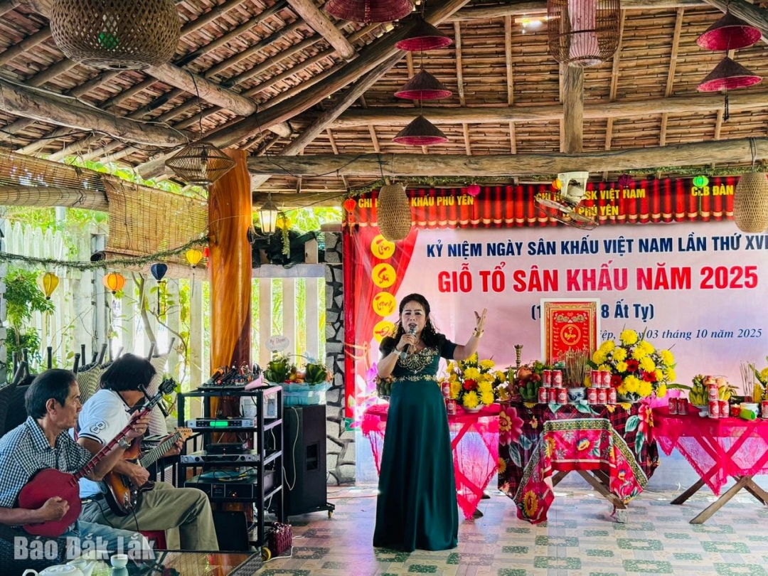 Nghệ sĩ Hồng Cúc trình diễn tiết mục Bài ca dâng Tổ.