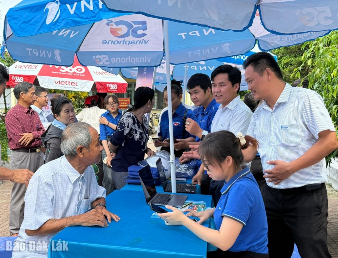 Người dân của phường đến trải nghiệm các tiện ích số của chương trình.