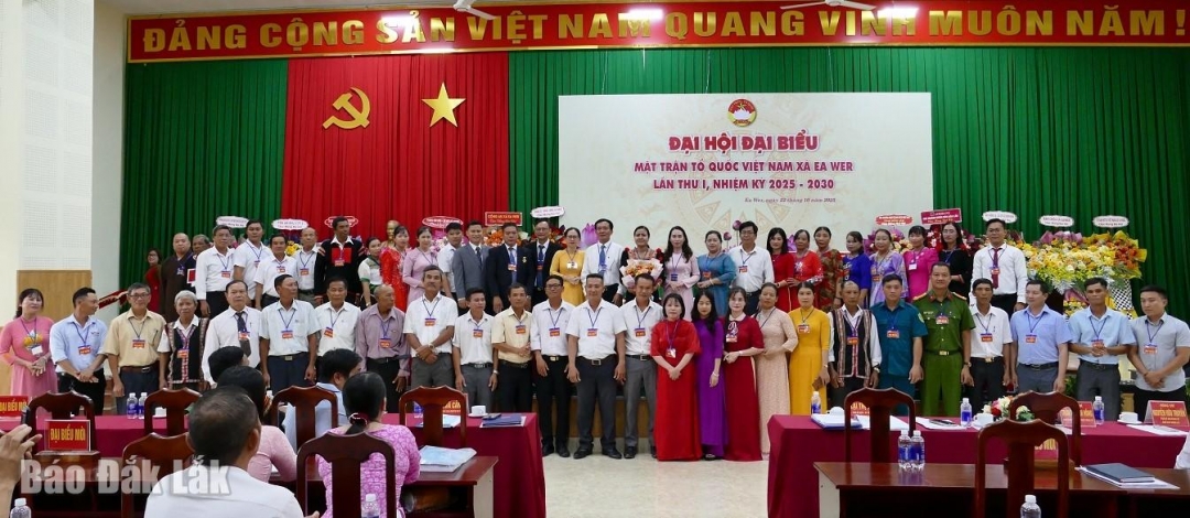 Các ủy viên Ủy ban MTTQ Việt Nam xã Ea Wer ra mắt tại đại hội.