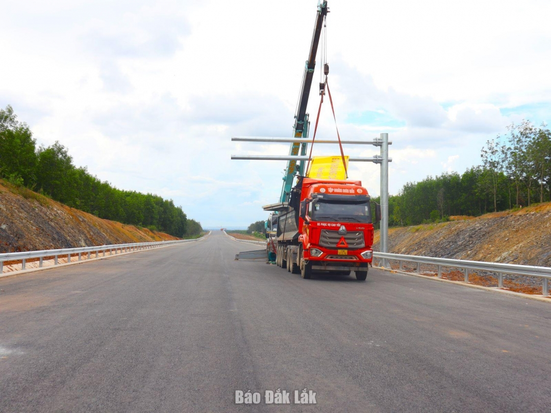 Lắp đặt cần vươn của hệ thống biển báo an toàn giao thông của Dự án thành phần 3.