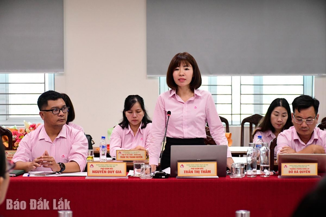 Bà Trần Thị Thắm, Phó Giám đốc Chi nhánh Ngân hàng Chính sách xã hội tỉnh lưu ý một số nội dung các đơn vị cần triển khai trong thời gian tới.