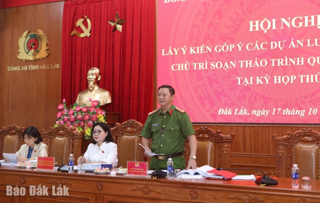 Đại tá Võ Duy Tuấn, Phó Giám đốc Công an tỉnh điều hành nội dung thảo luận.