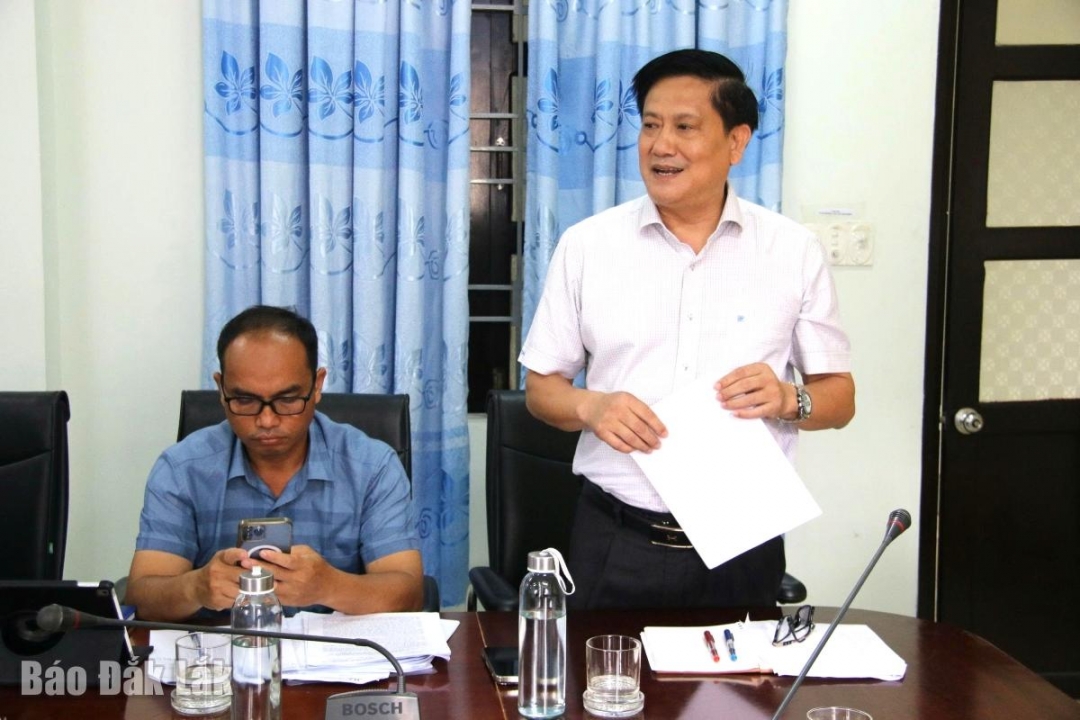 Phó Giám đốc Sở Dân tộc và Tôn giáo Lê Ngọc Vinh đánh giá một số nội dung, kết quả triển khai thực hiện tại xã MDrắk.