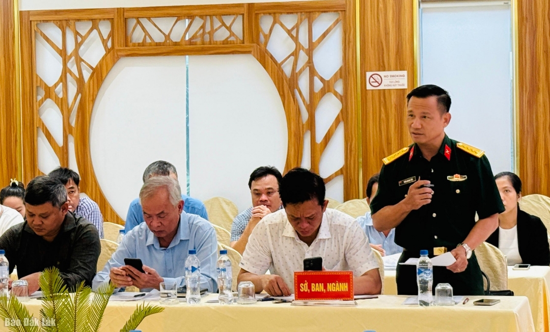 Đại diện lãnh đạo Bộ Chỉ huy Quân sự tỉnh tham gia phản biện tại hội nghị.
