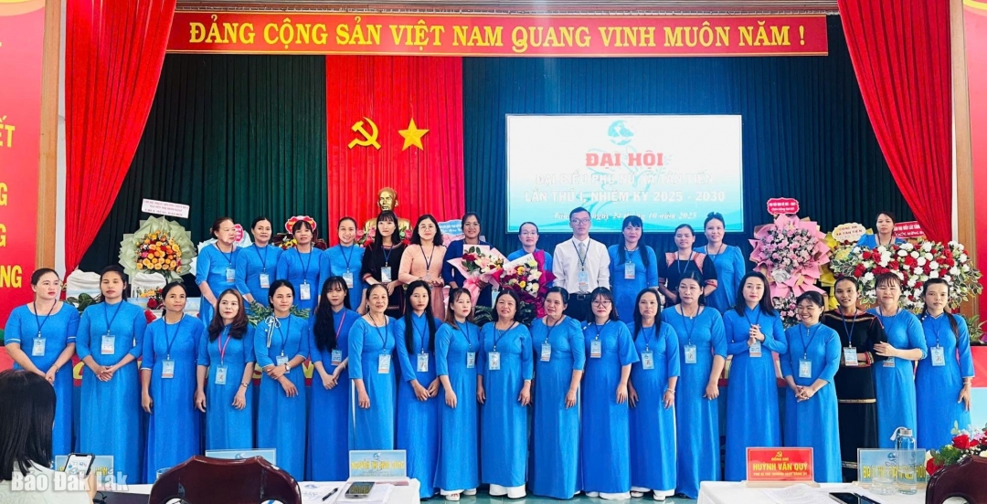 Ban Chấp hành Hội LHPN xã Tân Tiến nhiệm kỳ 2025-2030 ra mắt đại hội.