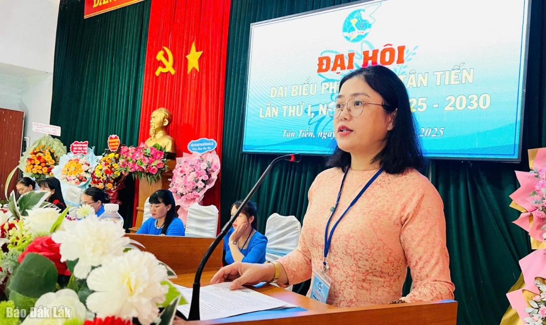 Bà Nguyễn Thị Kim Dung, Ủy viên Ban Thường vụ Hội LHPN tỉnh Đắk Lắk phát biểu tại đại hội.