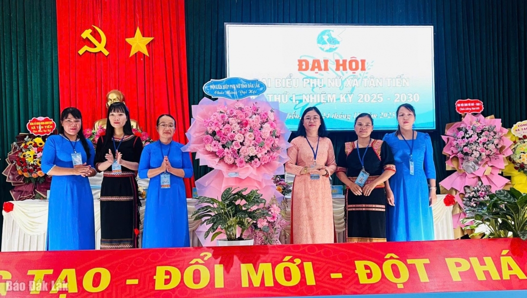 Đại diện Hội LHPN tỉnh Đắk Lắk tặng hoa chúc mừng Đại hội.