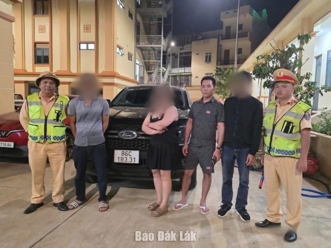 Đối tượng Nguyễn Thế Anh (đứng thứ 3 từ bên phải qua) tại cơ quan Công an.