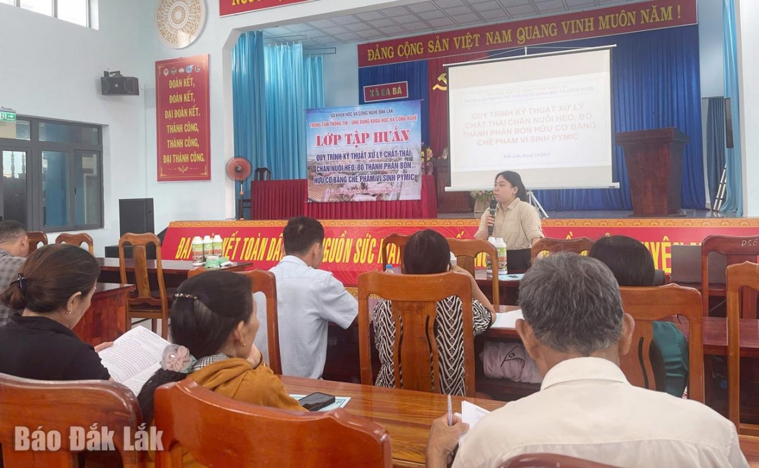 Cán bộ Trung tâm tập huấn quy trình xử lý chế phẩm sinh học trong chăn nuôi cho nông dân xã Ea Bá