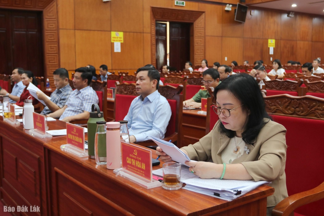 Các đại biểu tham dự hội nghị tại hội trường Tỉnh ủy.