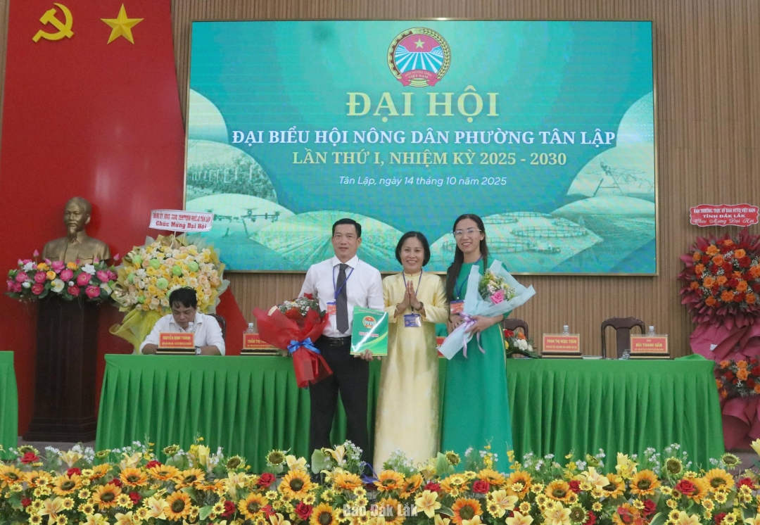Phó Trưởng ban công tác Hội nông dân tỉnh Trần Thị Phương Hằng trao quyết định chỉ định Thường trực Hội Nông dân phường Tân Lập. 