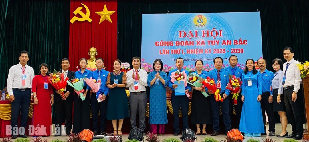 Ban Chấp hành mới ra mắt đại hội.