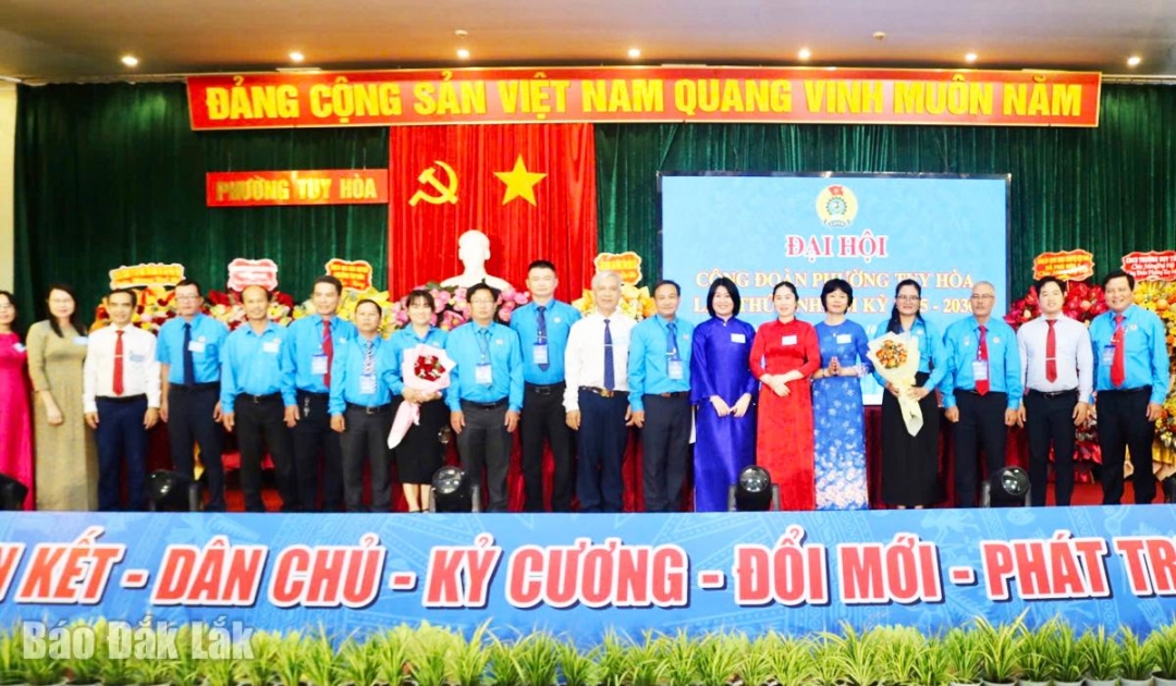 Ban Chấp hành mới ra mắt đại hội.