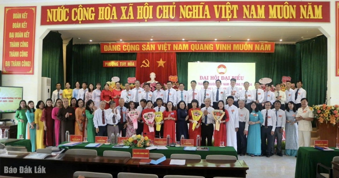 Các ủy viên Ủy ban MTTQ Việt Nam phường Tuy Hòa ra mắt đại hội.