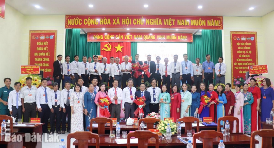 Ủy viên Ủy ban MTTQ Việt Nam phường Bình Kiến khóa I, nhiệm kỳ 2025 - 2030 ra mắt và nhận nhiệm vụ tại đại hội.