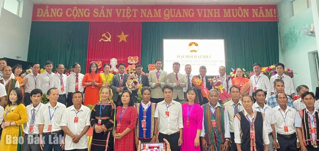 Ủy viên Ủy ban MTTQ Việt Nam xã Phú Mỡ khóa I, nhiệm kỳ 2025 - 2030 ra mắt và nhận nhiệm vụ.
