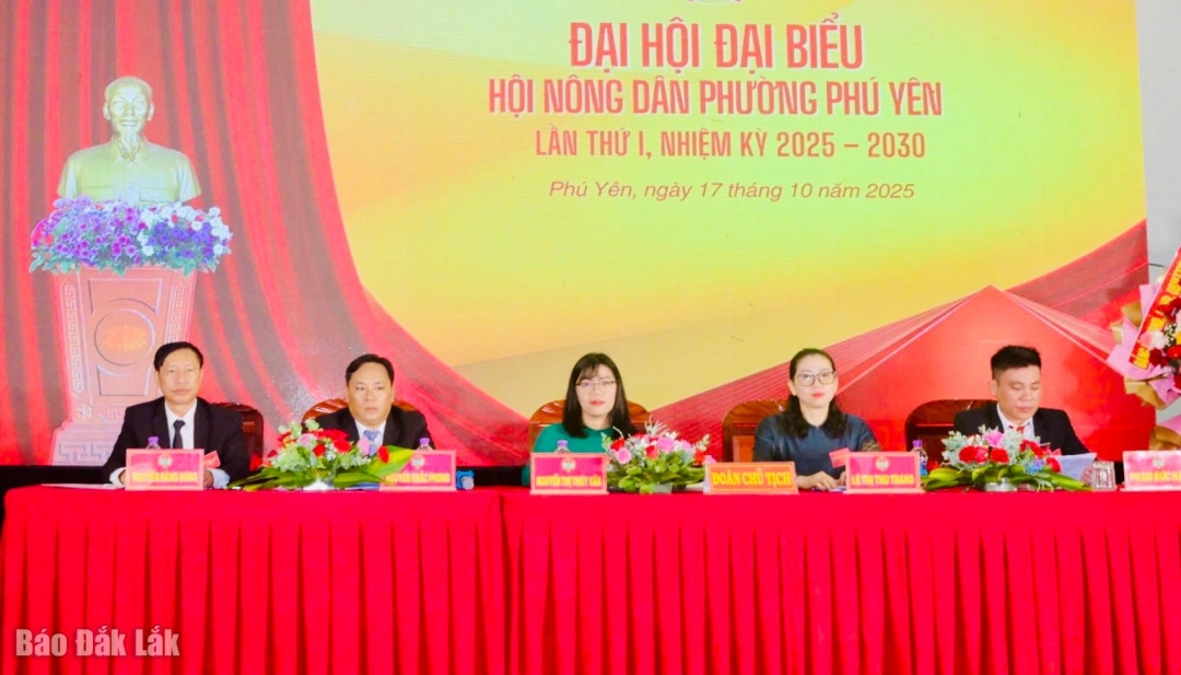 Đoàn chủ tịch điều hành đại hội.