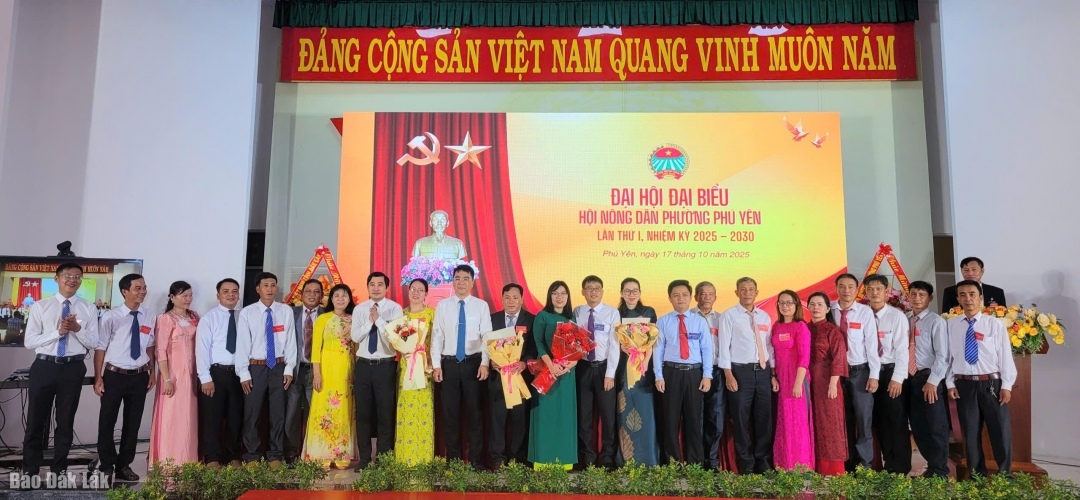 Ban chấp hành ra mắt đại hội.