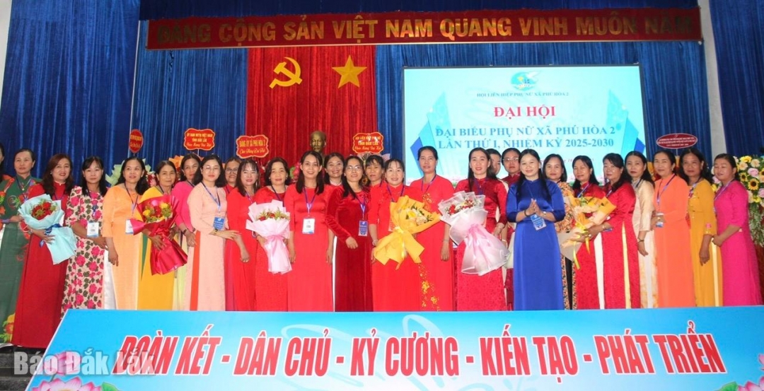 Ban chấp hành mới ra mắt và nhận nhiệm vụ tại đại hội.