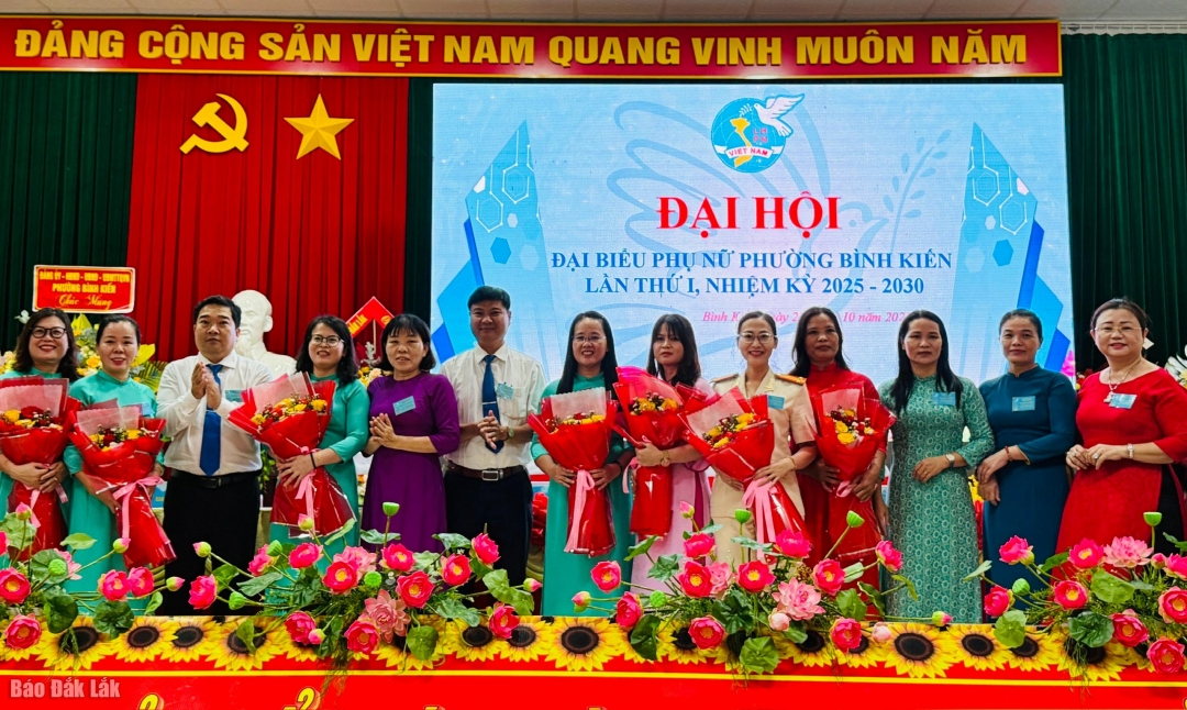 Ban Chấp hành mới ra mắt đại hội.