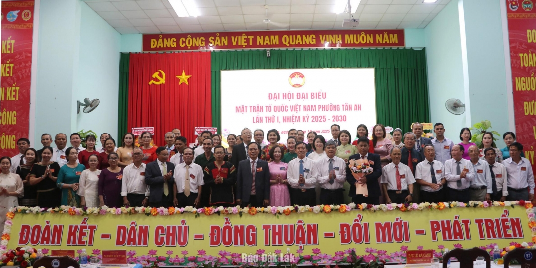Ủy viên Ủy ban MTTQ Việt Nam phường Tân An ra mắt đại hội.