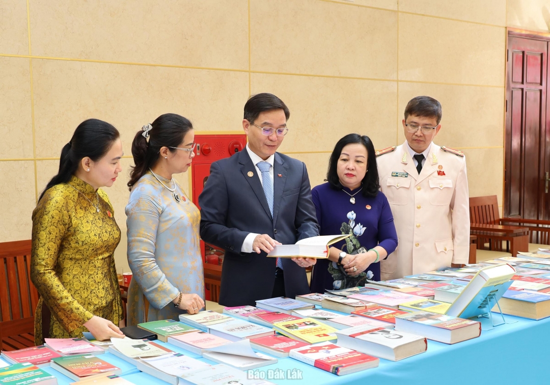 Các đồng chí Thường trực Tỉnh ủy, Ban Thường vụ Tỉnh ủy xem triển lãm sách tại Đại hôi. Ảnh: Ngọc Thắng