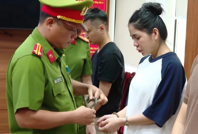 Hằng Du Mục (phải) lúc bị bắt. Ảnh: Bộ Công an