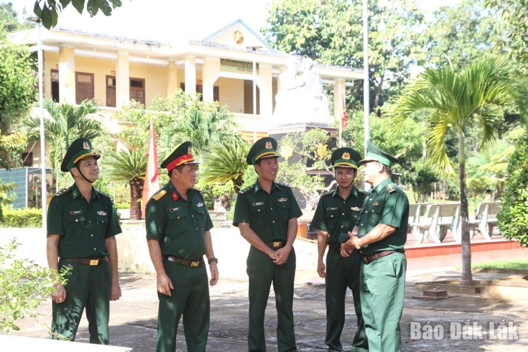 Đoàn công tác thăm và làm việc tại Đồn Biên phòng Sê Rê Poosk.