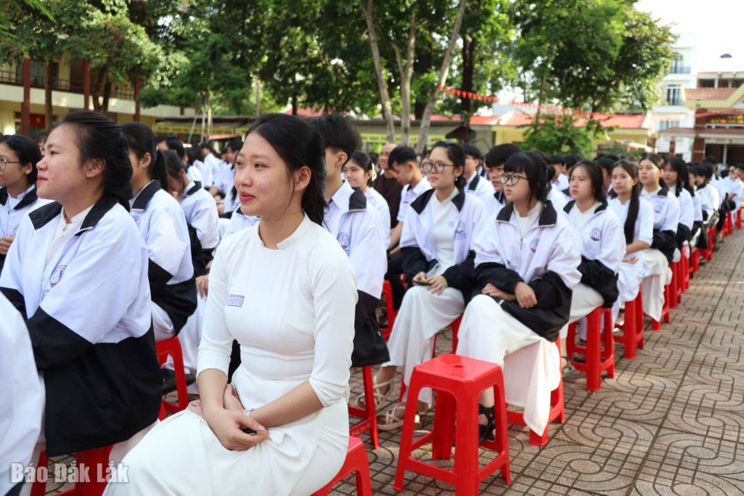 Đông đảo học sinh Trường THPT Lê Quý Đôn được tuyên truyền về an ninh mạng.