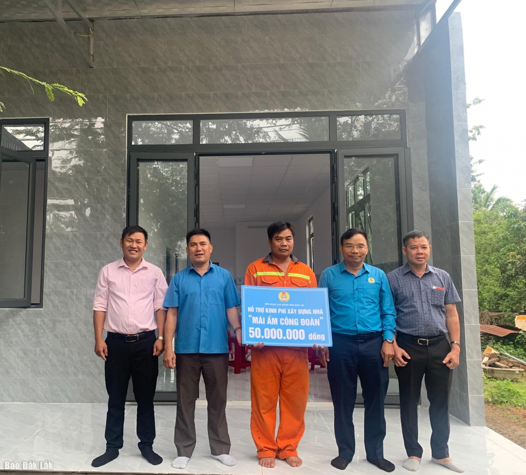 LĐLĐ tỉnh trao kinh phí hỗ trợ xây dựng nhà cho đoàn viên Huỳnh Hữu Sinh