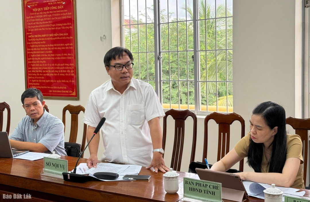 Lãnh đạo Sở Nội vụ trả lời công dân.