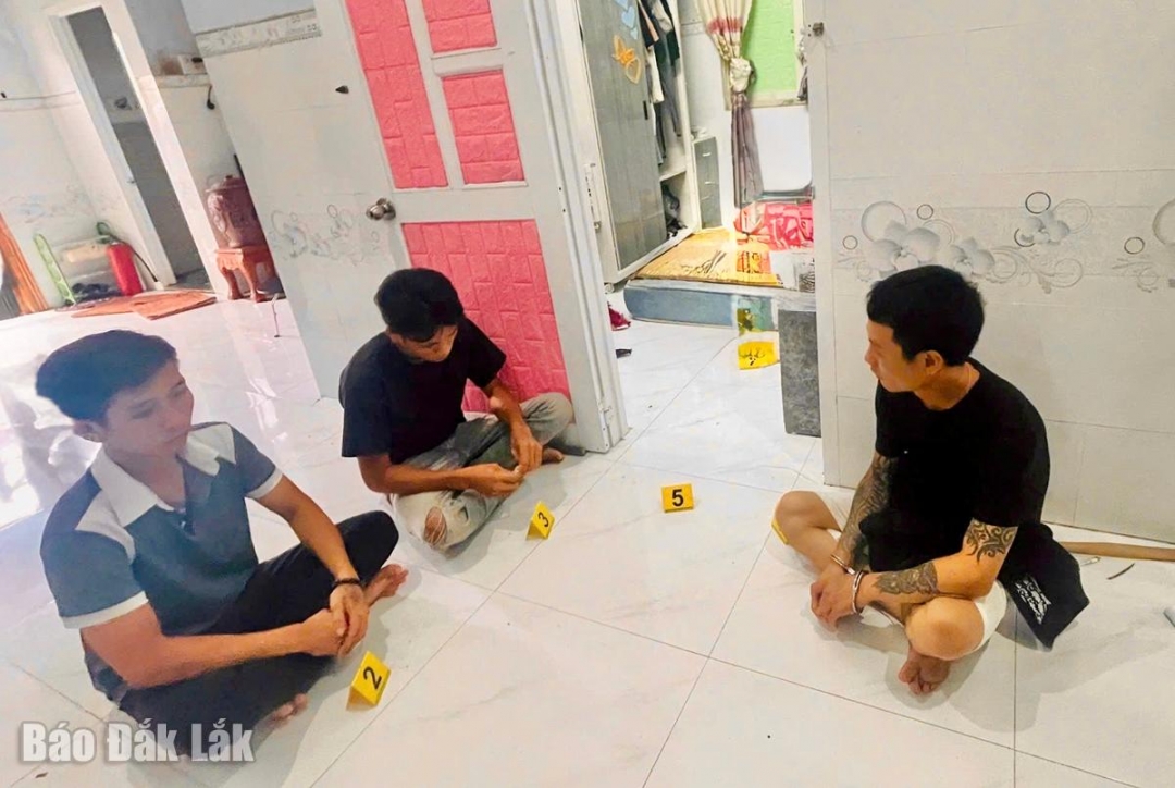 Các đối tượng tại thời điểm bị lực lượng Công an kiểm tra, bắt quả tang. Ảnh: Công an Sơn Thành