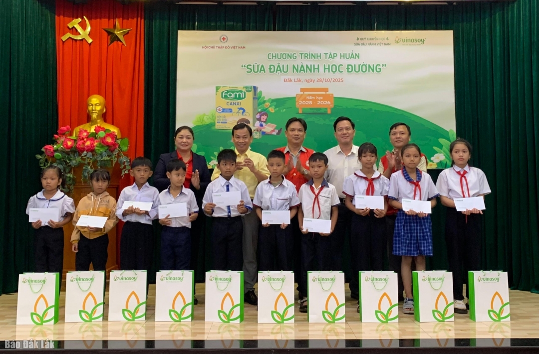 Quỹ Khuyến học Sữa đậu nành Việt Nam trao 10 suất học bổng cho các em học sinh