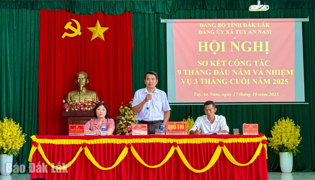 Bí thư Đảng ủy Ngô Tấn Lang phát biểu chỉ đạo tại hội nghị.