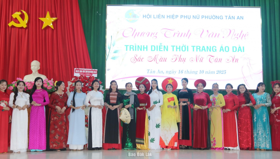 Hội viên Hội LHPN phường Tân An trình diễn áo dài mang chủ đề “Sắc màu phụ nữ Tân An”.