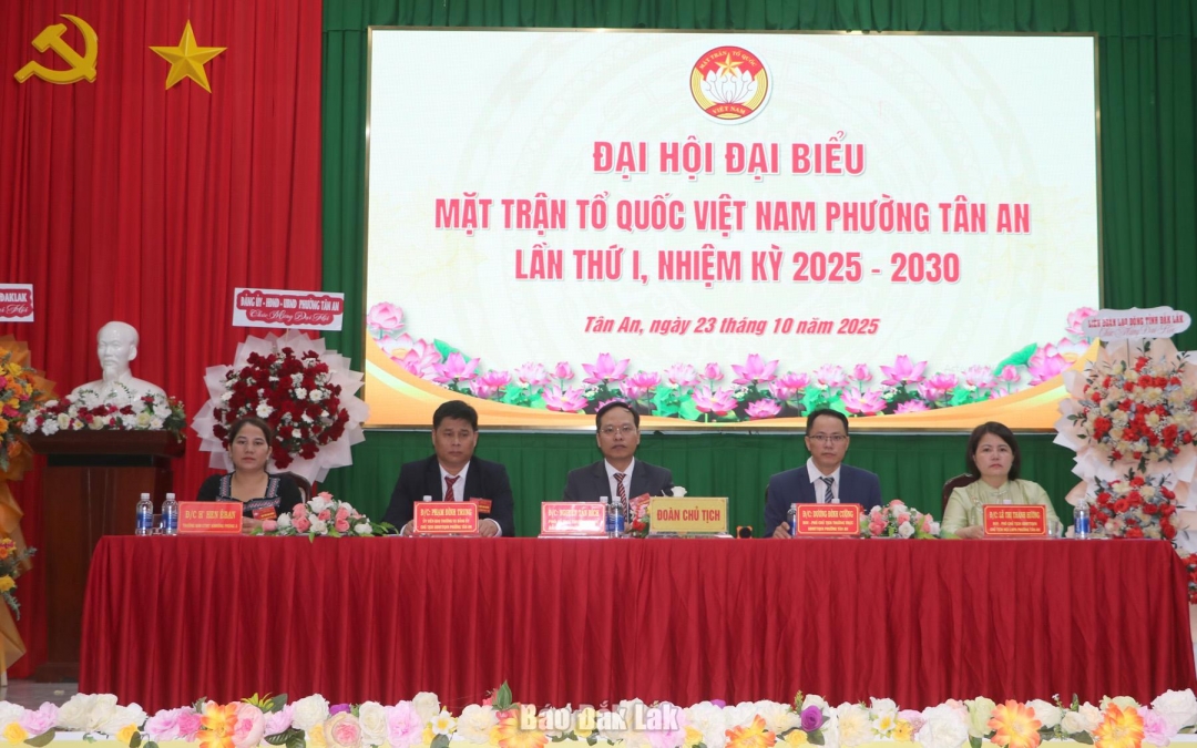 Đoàn Chủ tịch điều hành đại hội.