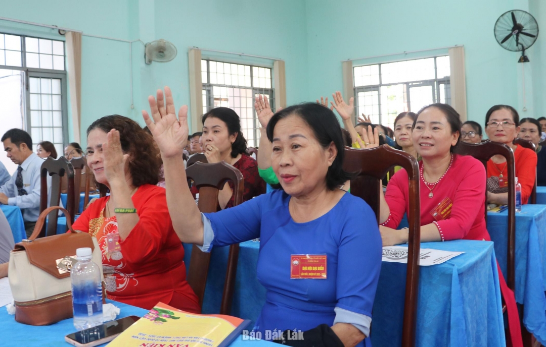 Các đại biểu biểu quyết thông qua nghị quyết đại hội.
