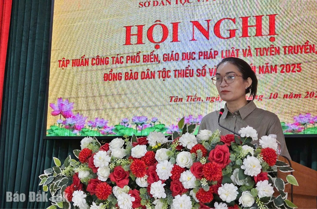 Phó Giám đốc Sở Dân tộc và Tôn giáo Nay HNan phát biểu khai mạc hội nghị.