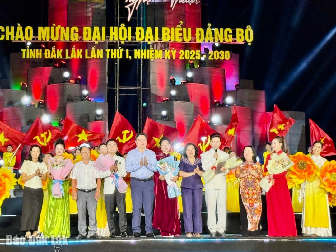 Các đại biểu tặng hoa chúc mừng và động viên các nghệ sĩ, ê-kíp thực hiện chương trình.