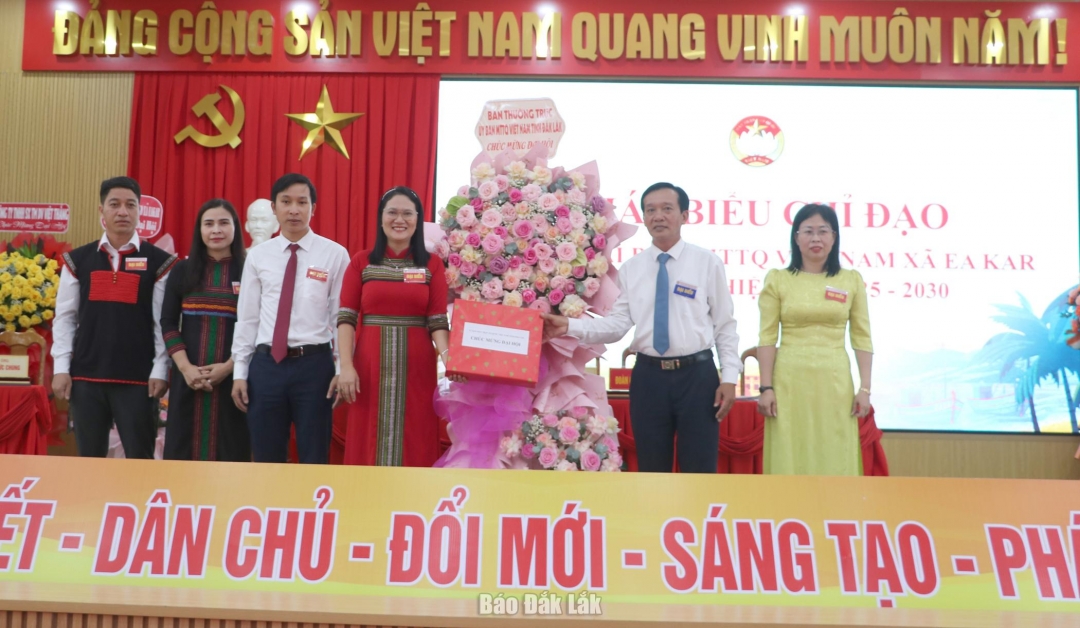 
Phó Chủ tịch Ủy ban MTTQ Việt Nam tỉnh Lê Bá Cảnh tặng hoa chúc mừng đại hội.