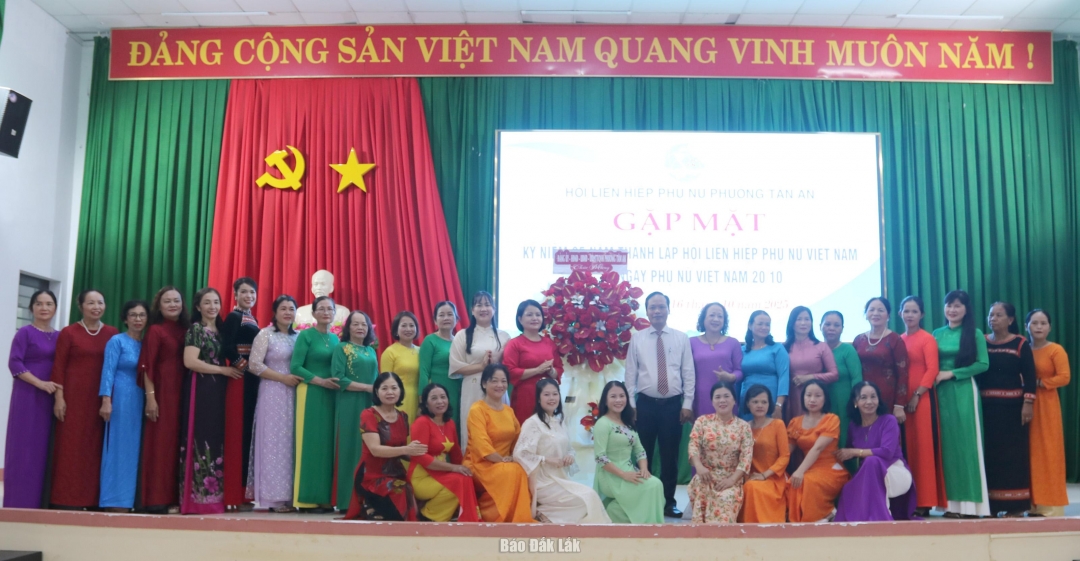 Lãnh đạo phường Tân An tặng hoa chúc mừng Hội LHPN phường Tân An nhân kỷ niệm 95 năm Ngày thành lập Hội LHPN Việt Nam (20/10/1930 - 20/10/2025).