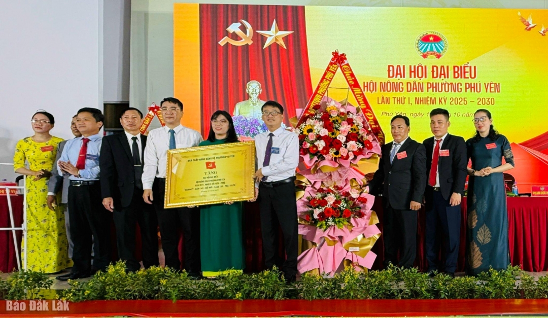 Lãnh đạo tặng hoa chúc mừng đại hội.